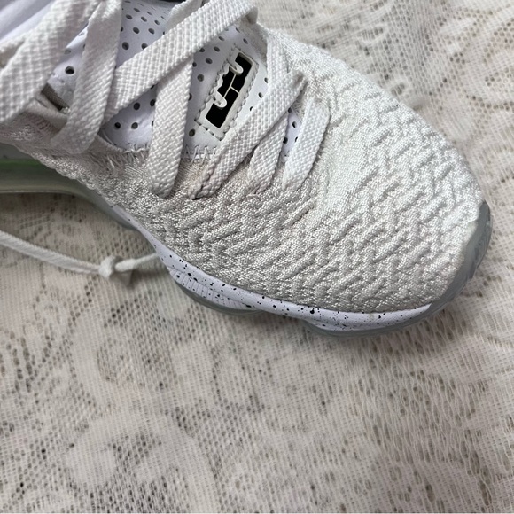 Nike Lebron James shoes - Picture 3 of 7